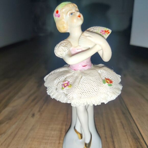 Porcelain Figurine Of Girl Wearing Dress With Hand - Picture 1 of 11